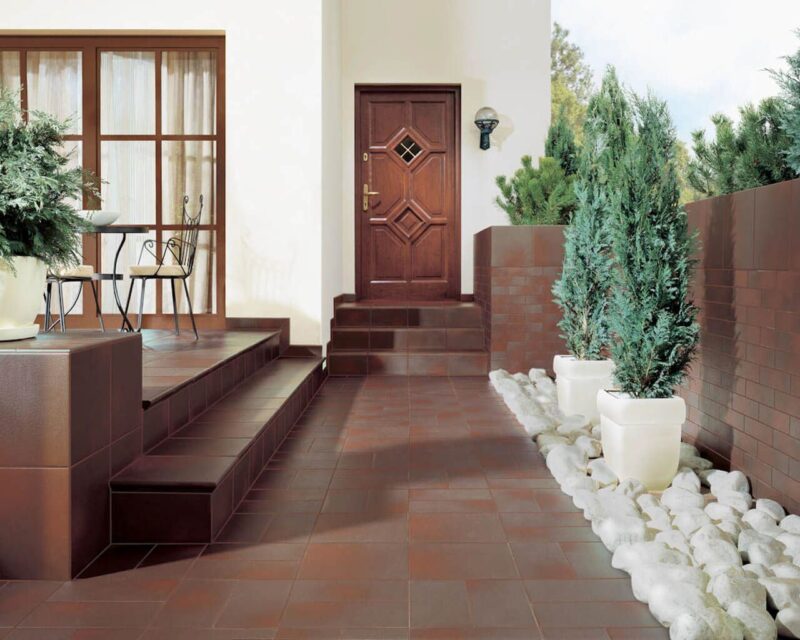 a4d02-aranzacja-tarasu-przed-domem-cloud-ceramika-paradyz Плитка фасадна Cloud Brown Duro STR 65x240x7,4 Paradyz