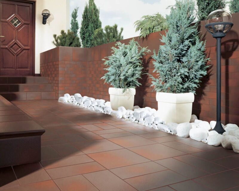 cba2f-aranzacja-klasycznego-brazowego-tarasu-cloud-ceramika-paradyz Сходинка з капіносом кутова Cloud Brown STR 330x330x11 Paradyz